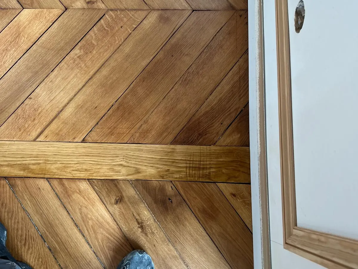 Finitions : peinture, moulures et pose de parquet dans un appartement parisien