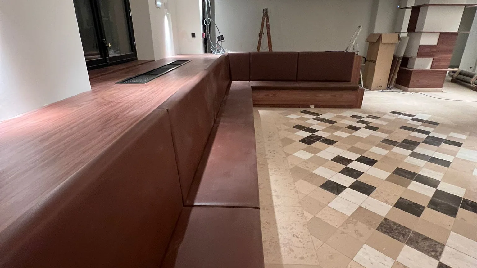 Commerce aménagé avec sol en marbre damier et banquettes sur mesure
