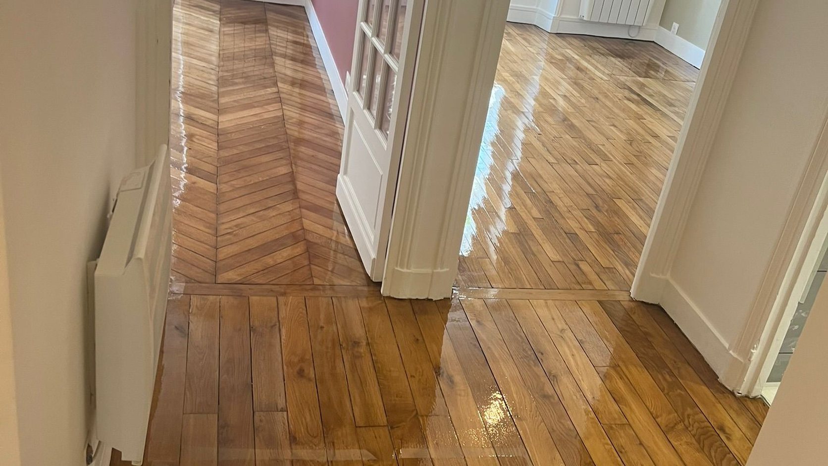 Parquet point de Hongrie poncé et vitrifié dans un appartement parisien rénové