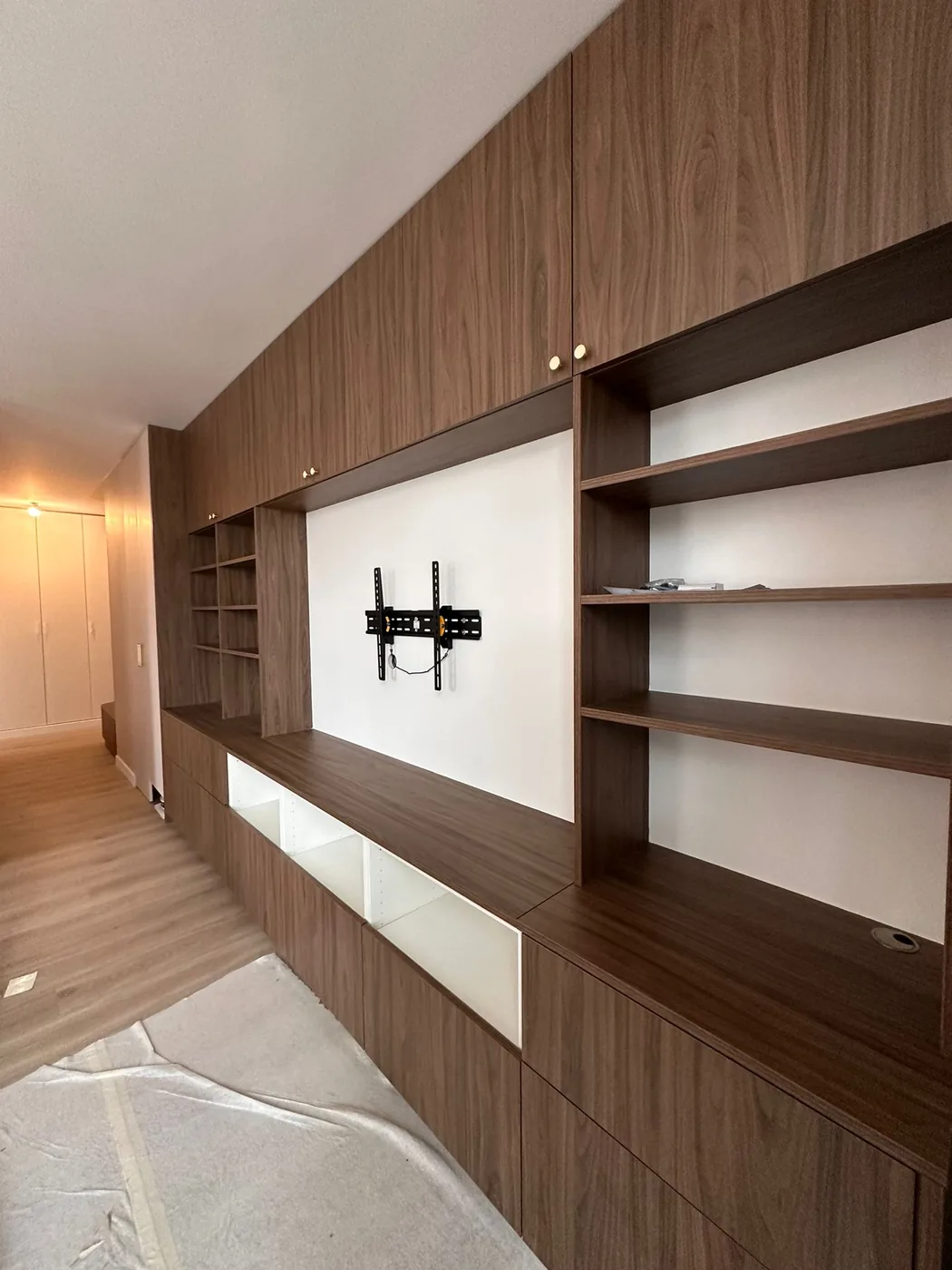 Meuble TV et bibliothèque en noyer sur mesure terminés