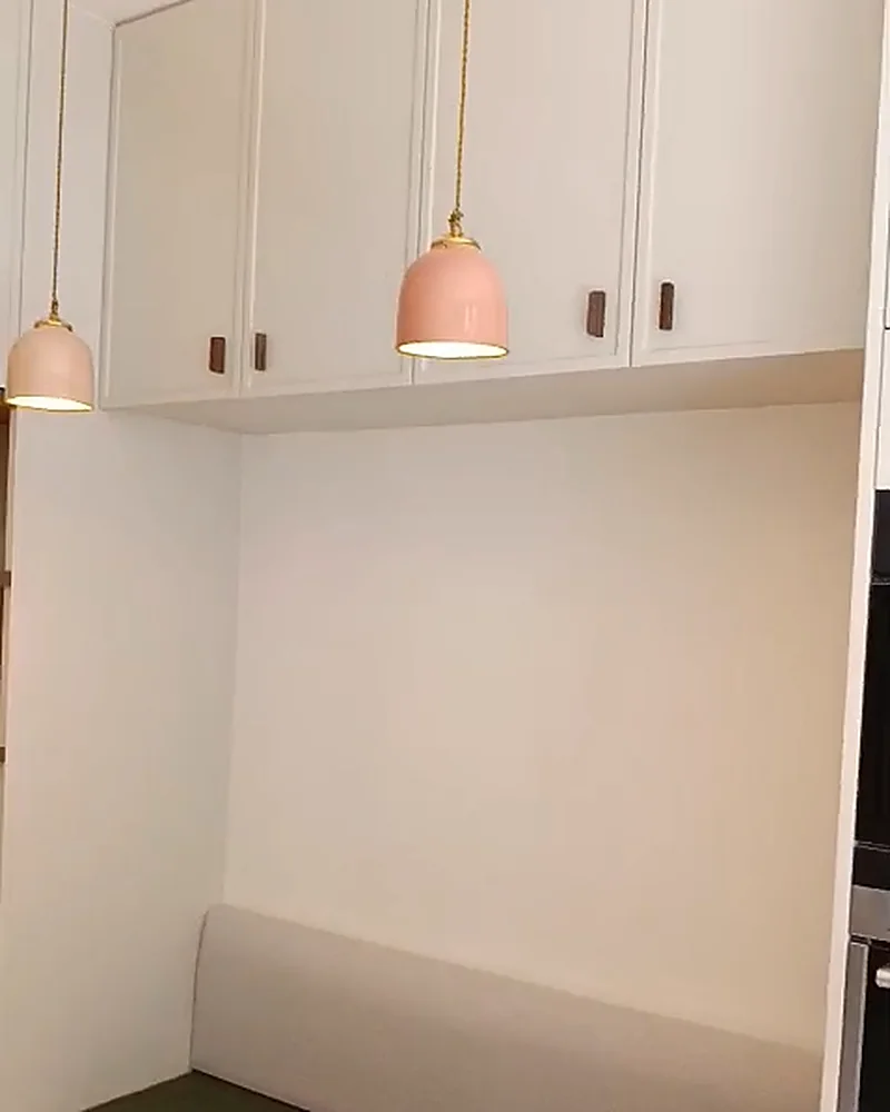 Banquette sur mesure et suspensions cuivre dans une cuisine