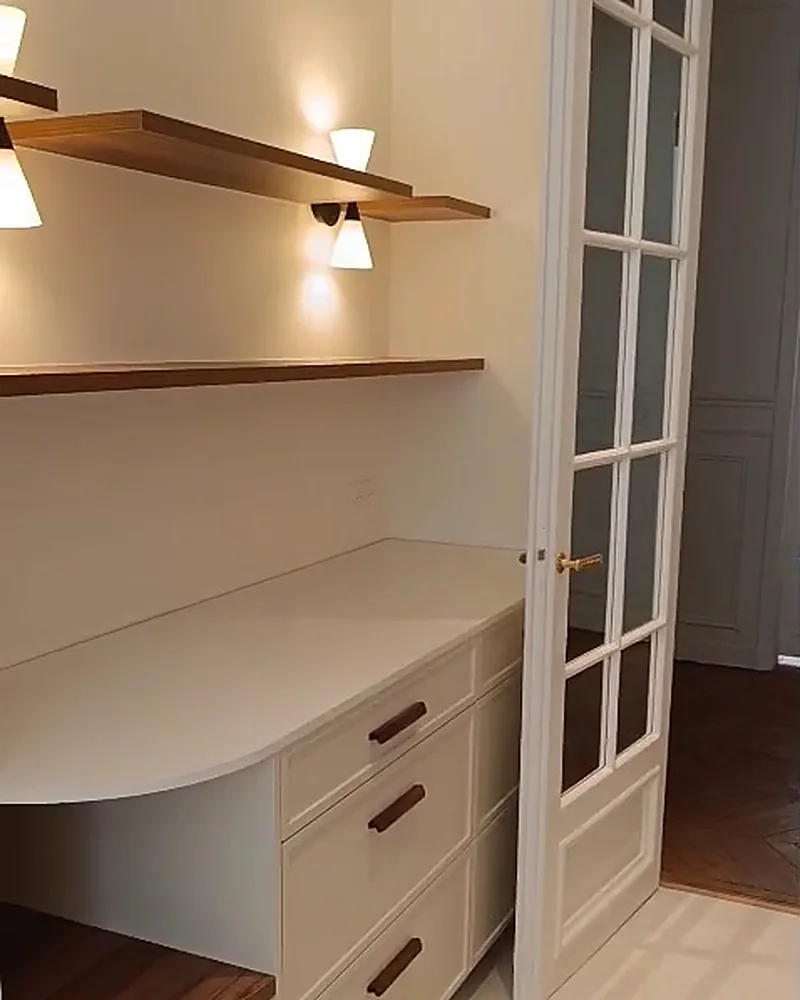 Bureau sur mesure avec étagères et porte vitrée