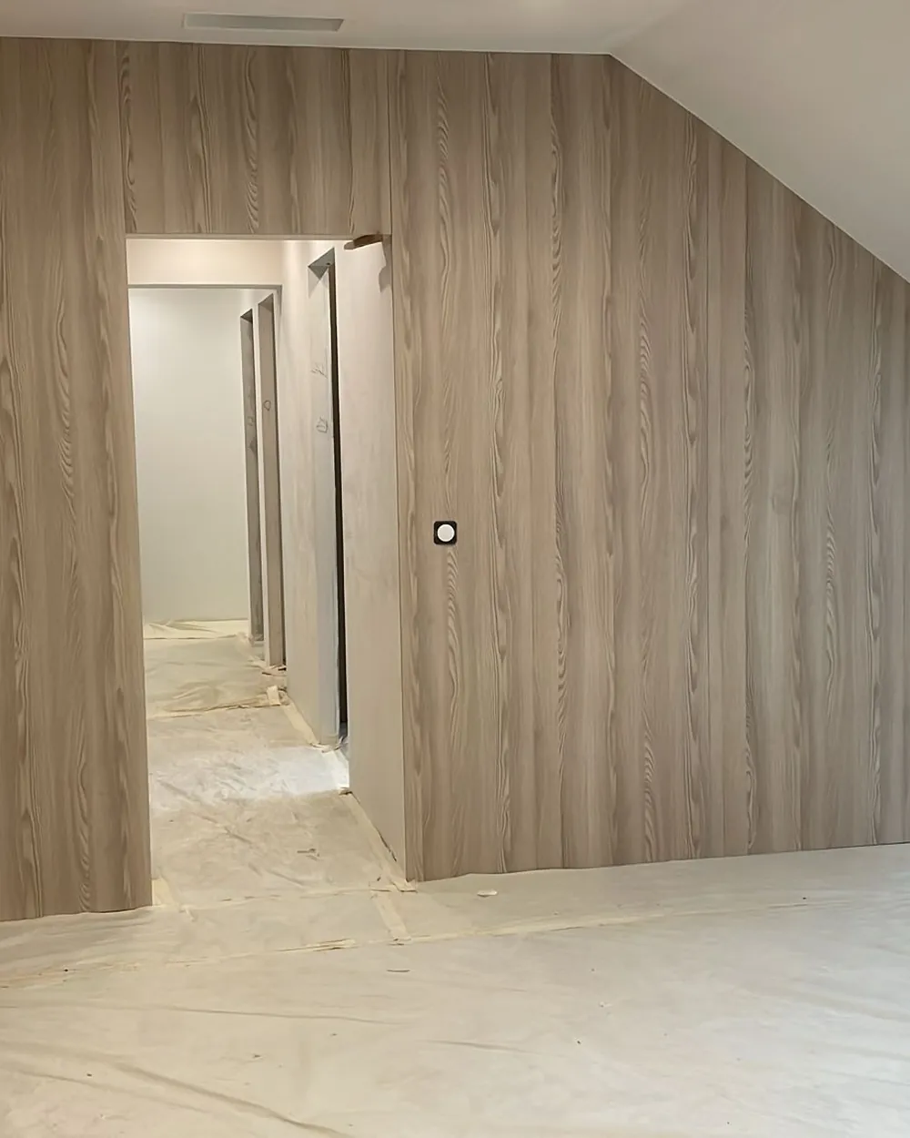 Chambre habillée de lambris bois avec verrière de toit