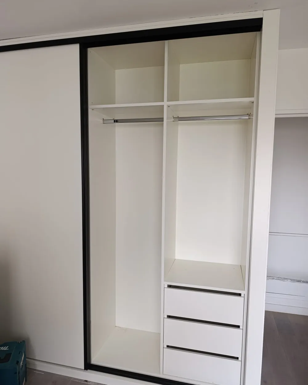 Dressing fermé par une porte coulissante sur mesure
