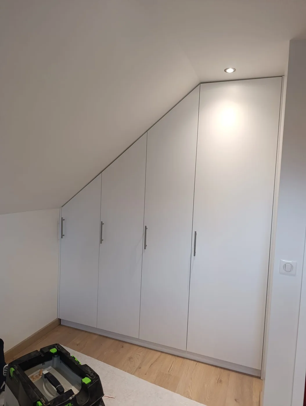 Dressing blanc sur mesure aménagé sous pente