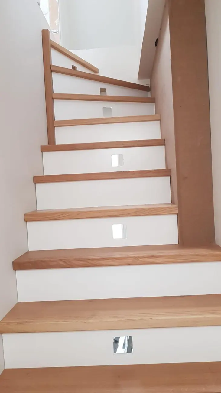 Escalier bois et blanc terminé