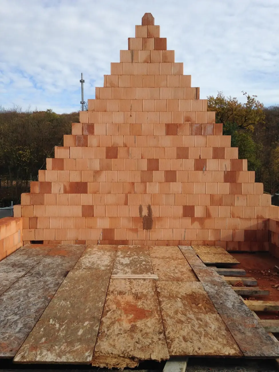 Montage d'un pignon en briques