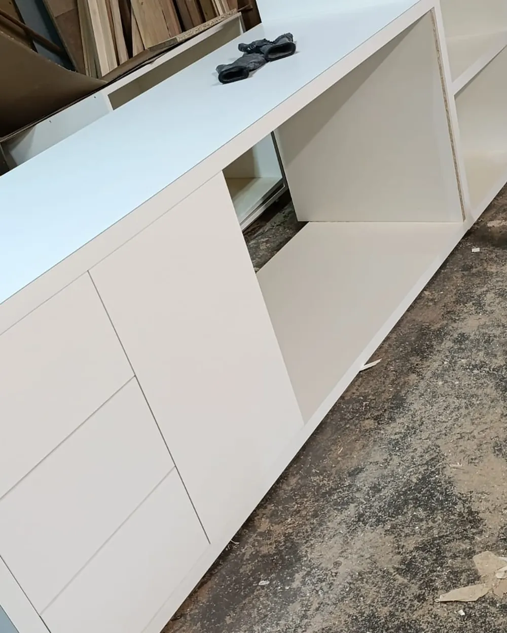Plan de travail blanc aux angles arrondis en fabrication