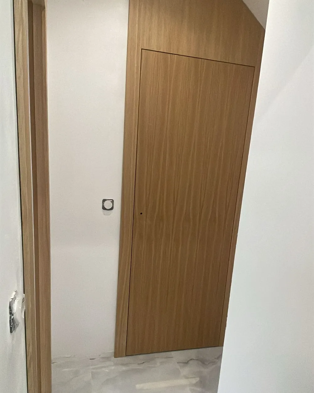 Porte cintrée en bois sur mesure dans un couloir
