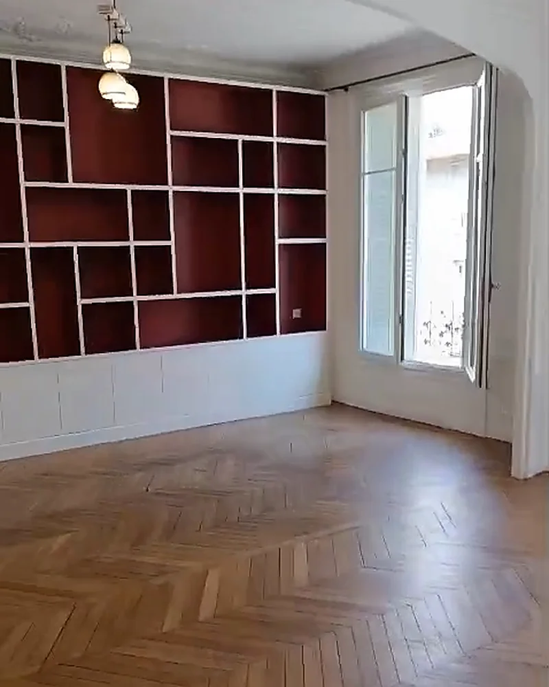 Salon lumineux au parquet en chevrons rénové