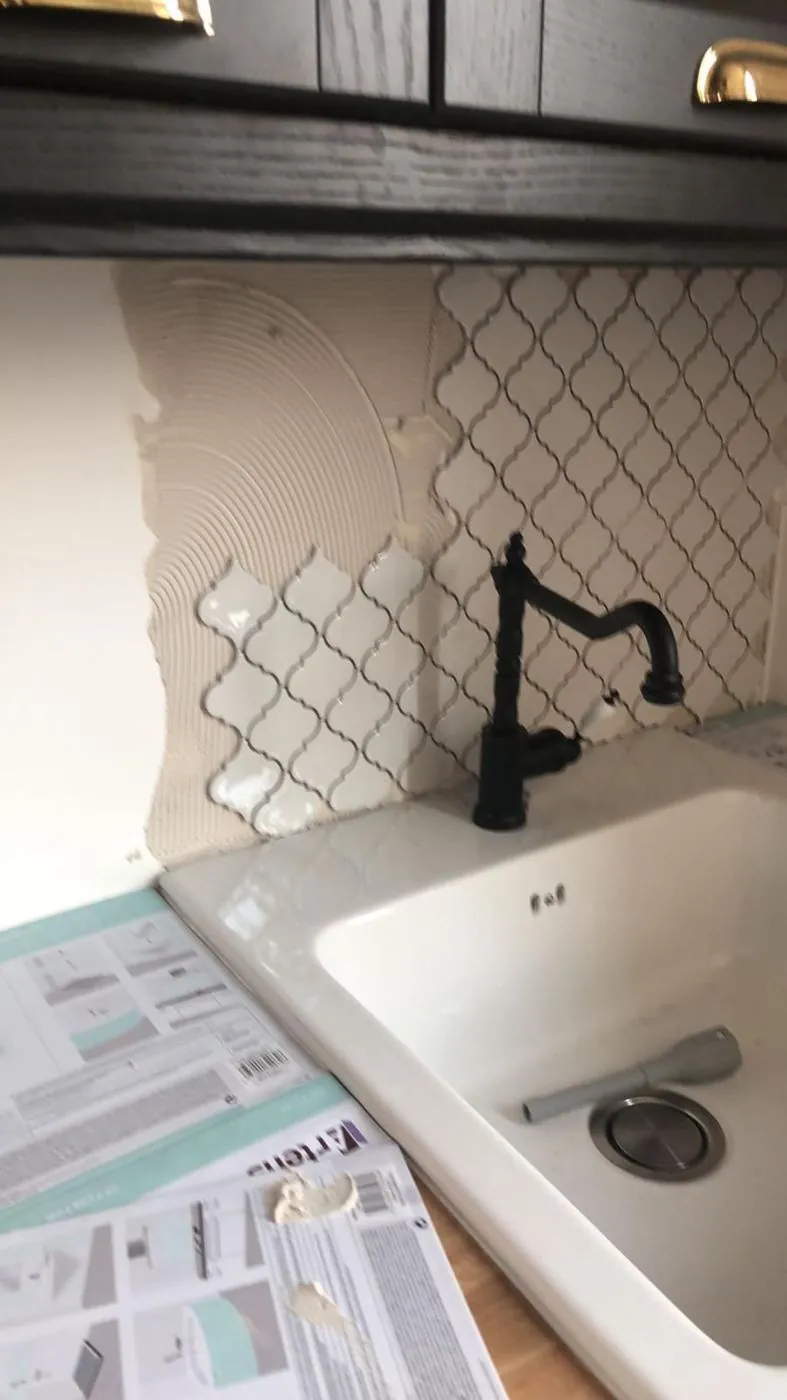 Salle de bain pendant les travaux : pose du carrelage zellige mural